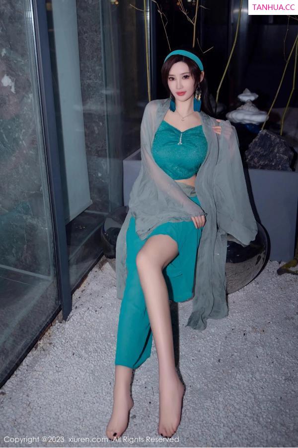 周妍希 奶瓶土肥圆 [XiuRen]高清写真图 2023.12.29 No.7886 Carol周妍希 温泉美腿第6张图片